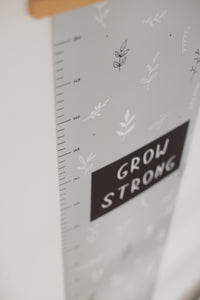 Messlatte Kinderzimmer "Grow Strong" in Sage Green inkl. 10 Pfeilsticker
