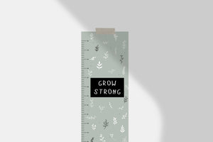 Messlatte Kinderzimmer "Grow Strong" in Sage Green inkl. 10 Pfeilsticker
